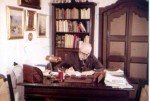 Any 1982. Jaume Bot treballant al despatx
